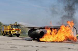 flugzeug in flammen: am augsburger flughafen wird der notfall geübt