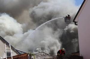 hoher schaden bei brand an mehreren gebäuden