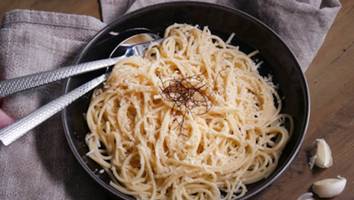 Müffelnde Finger adé - Wie Sie Knoblauchöl selbst machen können - leckeres Pasta-Rezept inklusive