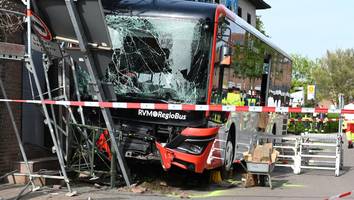 Im Münsterland - Linienbus fährt durch Außenbereich von Eisdiele - mehrere Verletzte