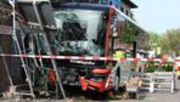 verkehrsunfälle: bus fährt durch außenbereich von eisdiele: mehrere verletzte