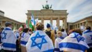 Angriff auf Israel: Mehrere Hundert Menschen bei Solidaritätskundgebung für Israel