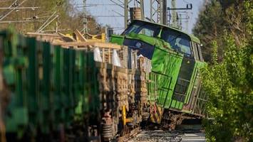 Entgleiste Lok: Züge sollen ab Mittwoch wieder fahren