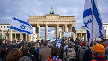 „Wir rufen die Berliner auf“: Solidaritätskundgebung in Mitte