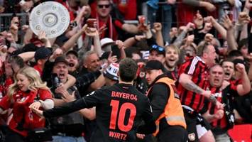 Schon vor dem Abpfiff: Leverkusen-Fans stürmen auf den Platz