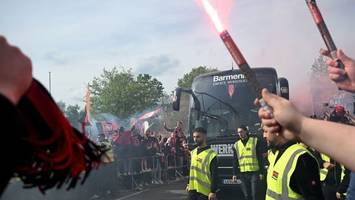 Tausende Fans empfangen Leverkusener Mannschaftsbus