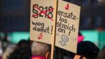 pressekonferenz: regierung zu schwangerschaftsabbrüchen in deutschland
