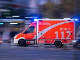 Polizei verschweigt Vorfall: Aufgebrachte Menge stoppt Rettungswagen in Neukölln