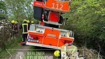 Feuerwehr-Fahrzeug rutscht in Graben – Rüstgruppe im Einsatz
