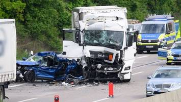 Unfall auf A2: Autofahrerin zwischen Lastwagen eingeklemmt