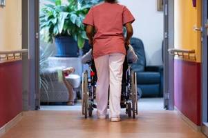Zahl der Pflegefälle sprunghaft angestiegen: Steigen die Beiträge?