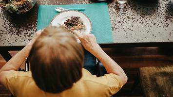 „stimmung mit einem schlag gespenstisch“ - senioren essen im heim zu mittag, als ein sarg durch den vollen saal rollt