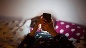 gewalt, pornografie und rassismus - warnung vor schüler-gruppen auf whatsapp: "das sollte kein kind sehen“