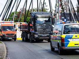 Unfall in Bogenhausen: Fußgängerin wird von Lkw erfasst - und stirbt