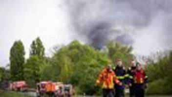 brand: großbrand: stadt warnt vor rückständen in gewässern