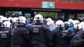 Fußball: Test für die Fußball-EM: Polizei übt Umgang mit Fangruppen
