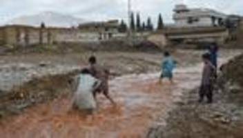 unwetter: mindestens 17 tote bei Überschwemmungen im oman