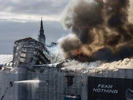 135 Kräfte im Einsatz: Brand in historischer Börse in Kopenhagen fast gelöscht