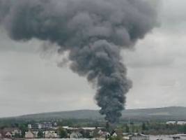 Feuerwehr zieht sich zurück: Braunschweig: Großbrand nach Explosionen in Fabrik