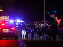 Straßenschlacht mit der Polizei: Messerattacke auf Bischof in Sydney löst Krawalle aus