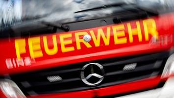 Dachstuhl in Brand: 160 Feuerwehrleute löschen Feuer