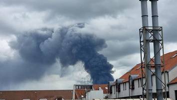 nach explosion: riesige rauchsäule in braunschweig zu sehen