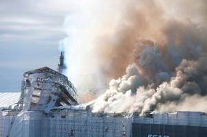Historische Börse in Kopenhagen bei Feuer teilweise eingestürzt