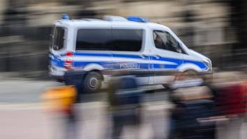 berlins innensenatorin sauer - mob erzwingt rettungswagen-stopp, polizei ahnungslos - und gibt feuerwehr die schuld