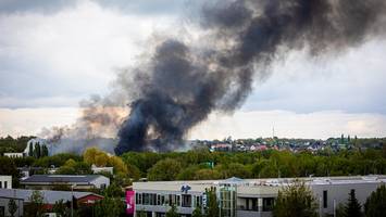 feuerwehrmann verletzt - explosions- und lebensgefahr! großbrand in braunschweiger chemiefrabrik