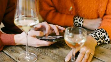 In Italien - Wirt verschenkt Wein an Gäste, die auf ihr Smartphone verzichten