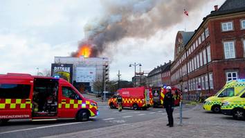 Umgebung abgesperrt - Historische Börse in Kopenhagen steht in Flammen