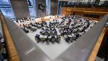 Politik: Landtag hebt Immunität von zwei Abgeordneten auf
