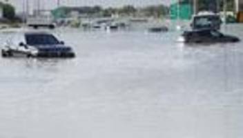 unwetter: emirate: schwerster regen seit 1949 - dubai überschwemmt