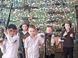das kanonenfutter von morgen: kriegs-museen bereiten russische schüler auf frühen tod vor