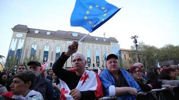 georgiens parlament treibt umstrittenes gesetz voran