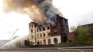 Historisches Gebäude in Flammen – Bahnstrecke gesperrt