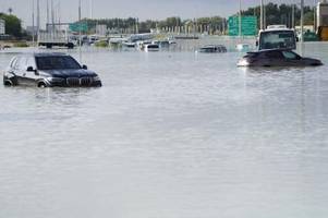 emirate: schwerster regen seit 1949 - dubai überschwemmt