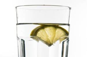 Zitronenwasser zum Abnehmen: Funktioniert das und wie gesund ist es?