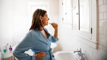 richtige mundhygiene - putzen sie niemals ihre zähne nach dem frühstück – das ist der grund
