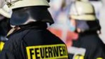 Feuerwehreinsatz: Scheune mit Fahrzeugen brennt in Bredenbek