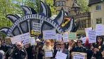 satire-demonstration am 1. mai: zaun um villenkiez grunewald geplant