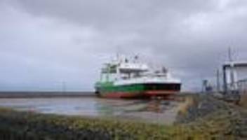 Sturmtief «Zoltan»: Schwimmkran hebt gestrandete Fähre zurück in Hafenbecken
