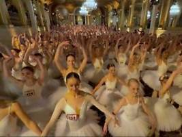 en pointe in new york: hunderte balletttänzerinnen holen weltrekord