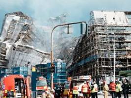 nach verheerendem großbrand: fassade der alten börse in kopenhagen eingestürzt
