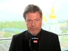 robert habeck in kiew: ukraine braucht möglichst schnell möglichst viel waffen