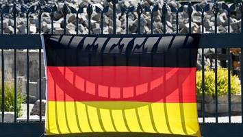 Deutschlandfahnen an Streifenwagen? Entscheidung gefallen