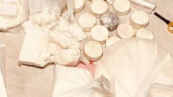 waffen, kiloweise kokain und geld bei razzia sichergestellt