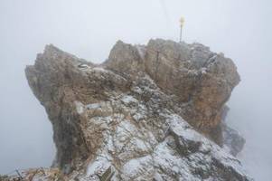 Bergsteiger wollen Zugspitze mit Sneakern besteigen und müssen gerettet werden