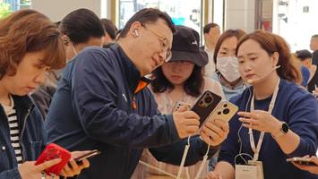 kunden stehen schlange - apple in china unter druck: huawei bringt pura 70-serie auf den markt
