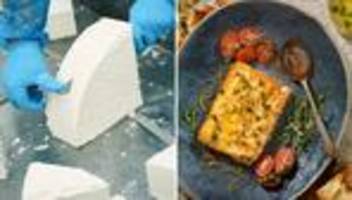 Feta-Saganaki mit griechischem Salat: Der bessere Grillkäse